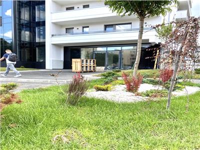 Spatiu comercial central pretabil pentru Showroom, supermarket, farmacie, etc !