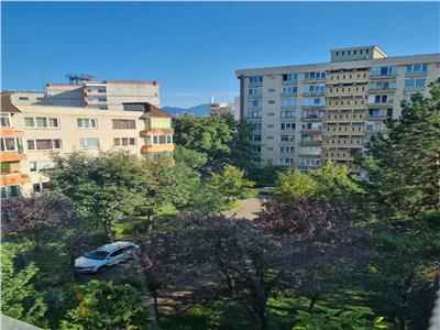 Apartament spatios de trei camere Bulevardul Victoriei