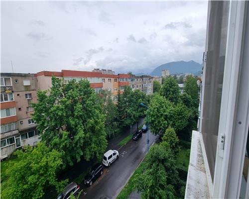 Apartament de 4 camere , zona Tractorul