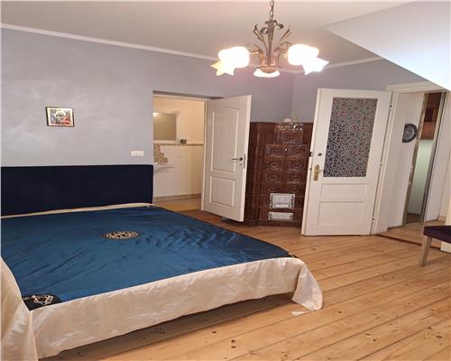 Apartament la casa cu 2 camere, 2 bai si curte - zona SCHEI