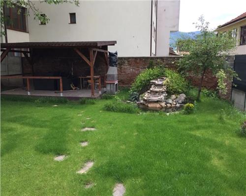 Casa cu 5 camere si gradina mare, in inima Brasovului