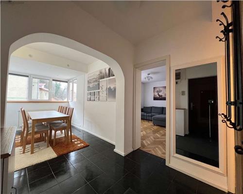 Centru Zona Verde, 3 Camere  Bloc Tip Vila