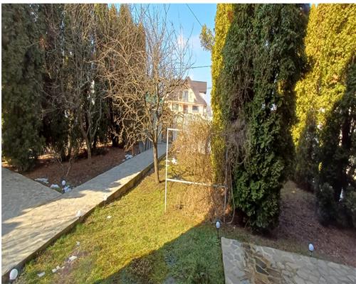 Apartament 4 camere cu curte proprie,la casa