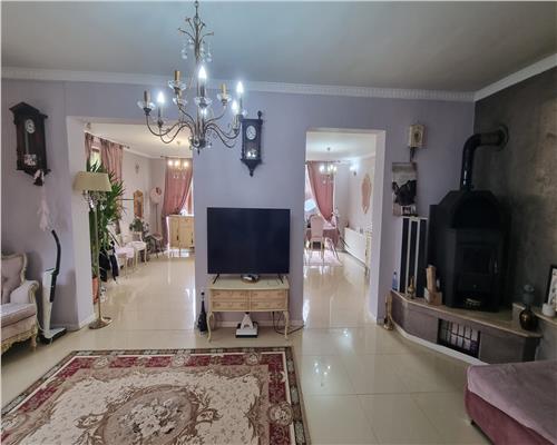 Casa de vanzare moderna cu costuri reduse, panouri solare si spatiu comercial inclus